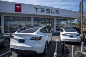 Tesla's Stock Rises Above Compensation Controversy